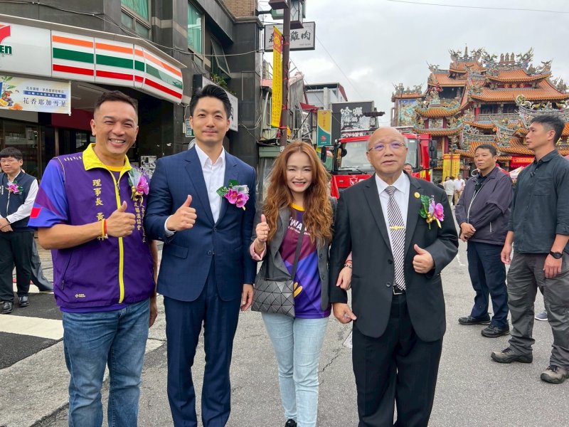 松山慈祐宮陳玉峰董事長（右）協會理事長黃偉祥（左）與台北市長蔣萬安（左二）合影