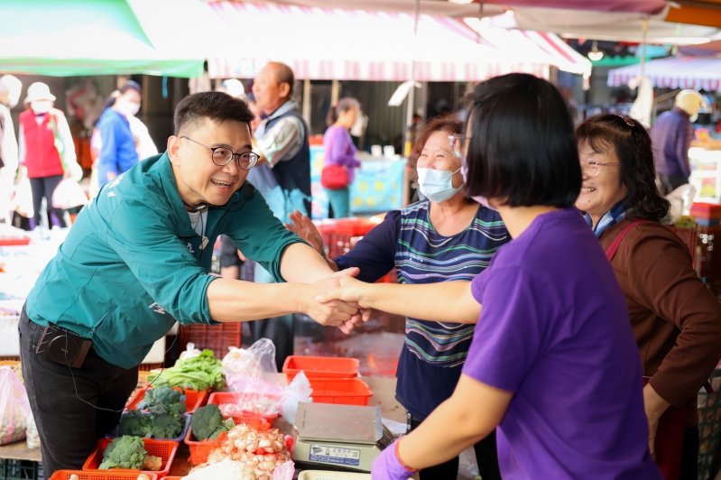 賴瑞隆至小港二苓市場掃街 民眾自發送花加油打氣 賴瑞隆：謙卑誠懇、傾聽民意  