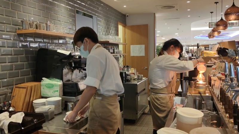 老闆(右)和店員(左)正在製作咖啡 老闆(右)和店員(左)正在製作咖啡