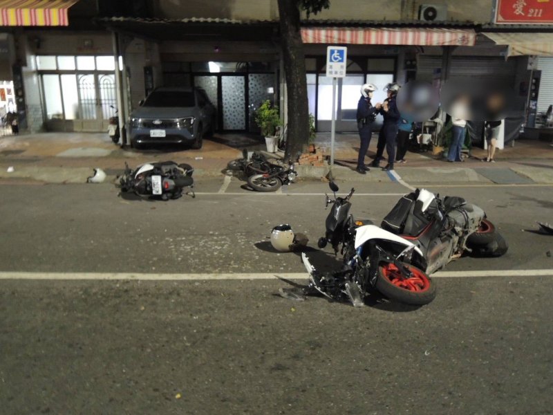 高雄楠梓連環撞事故 起因：10歲男童滑板滑入車道