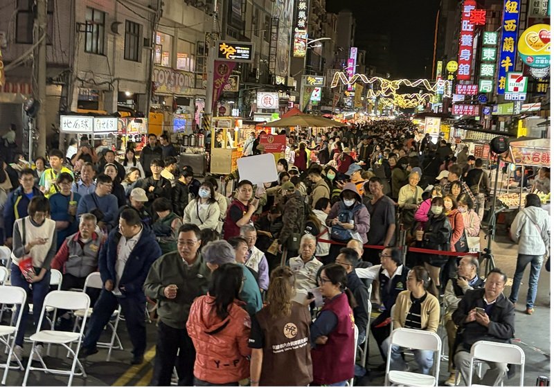 獅甲國小獅鼓隊 六合夜市繞境，攤商狂發紅包現場直擊｜