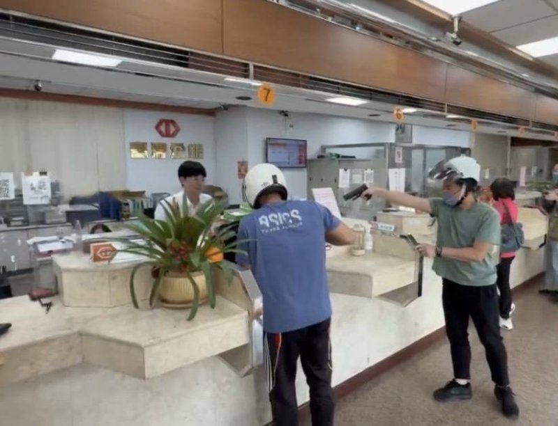 楠梓警扮歹徒 防搶演練震撼超逼真