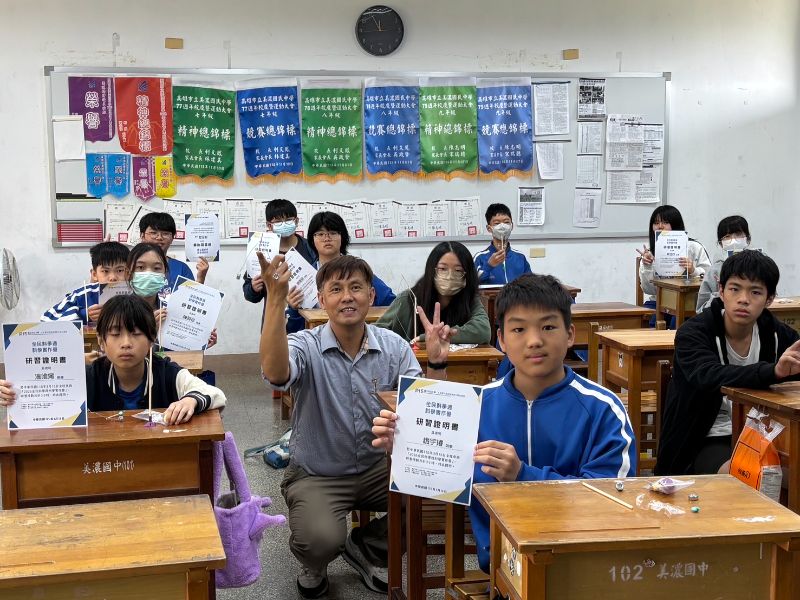 學生於動手實作課程結束後，拿到研習證明書感到非常開心。