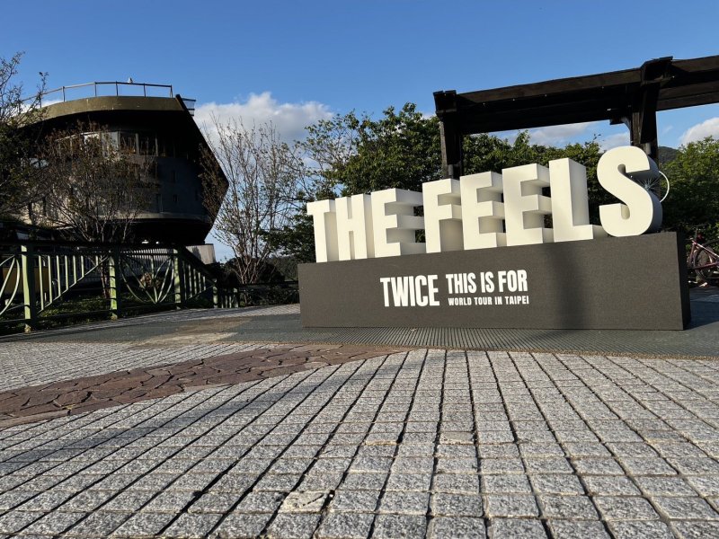 TWICE來臺全城應援！貓空纜車9臺彩繪車廂高空登場 北捷遊憩串聯城市應援 邀粉絲搭纜車登「天空綠洲」看臺北