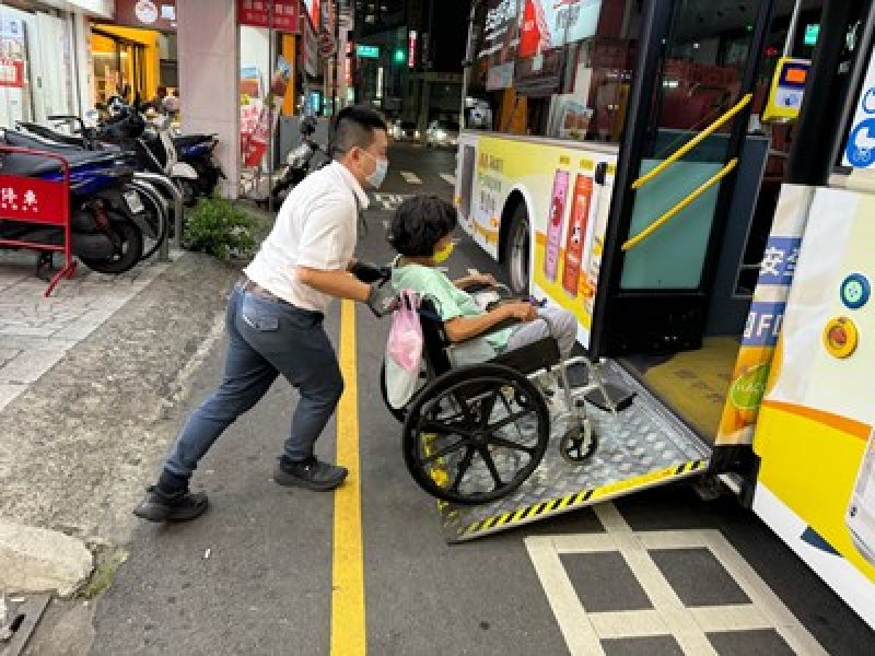 從輪椅乘客到高中生感謝信！中市交通局點亮候車燈 公車駕駛暖心接送