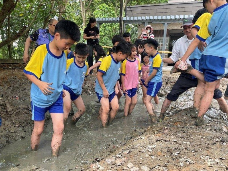 永建學童踩泥護螢　臺北市以環境教育共築城市生態棲地