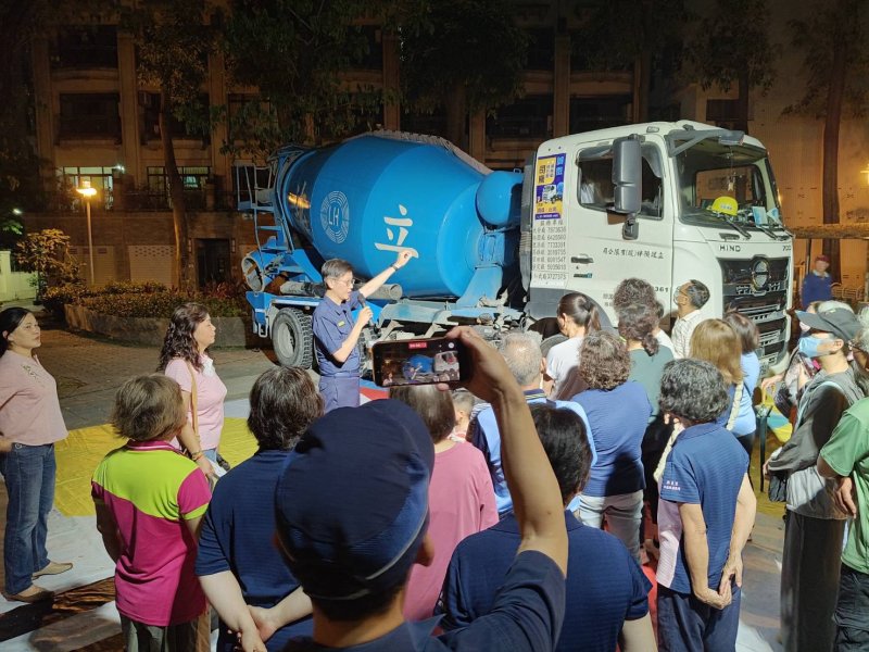 全國首創！前鎮警把大型車開進社區 里民親身試坐駕駛座：死角比想像更恐怖