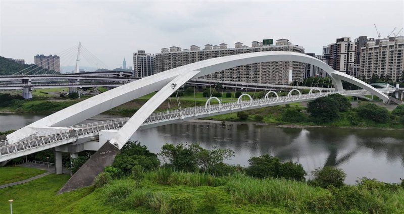 陽光橋清洗完成，橋梁外觀恢復明亮整潔，打造優質河濱休憩空間。