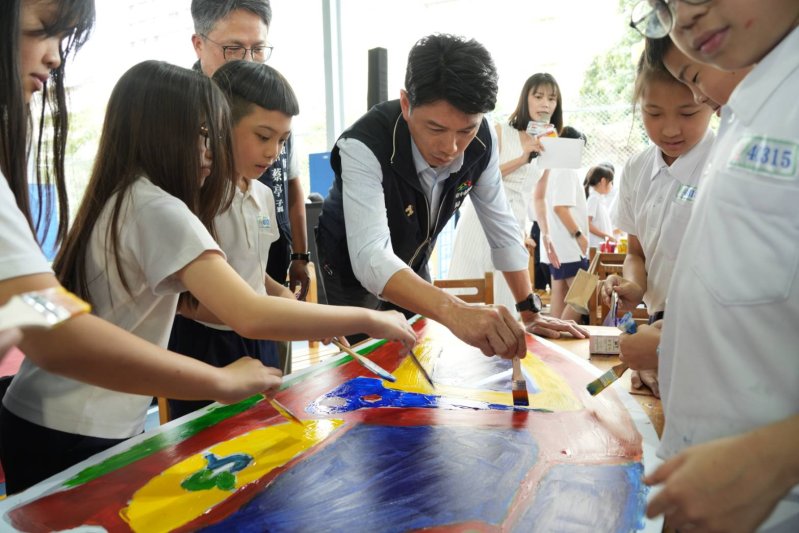 城市新體驗、安全遊台中！交通局攜手學童彩繪 為校園交通安全加分