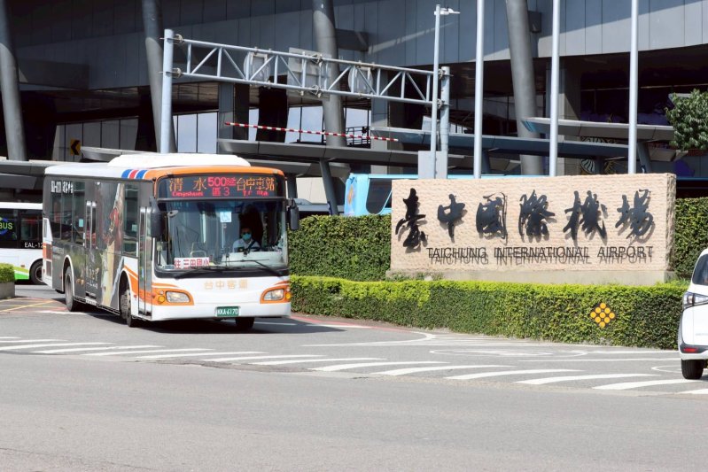 最美風景！台中公車駕駛機警救人「背乘客送醫」全車乘客表揚