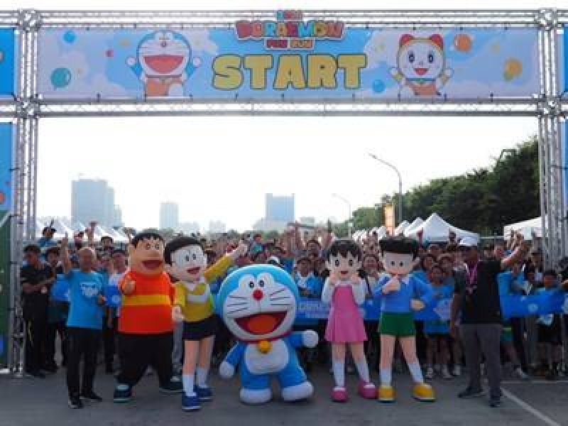 睽違10年「哆啦A夢路跑」回歸台中 吸4000人朝聖 任意門、時光機經典場景神還原