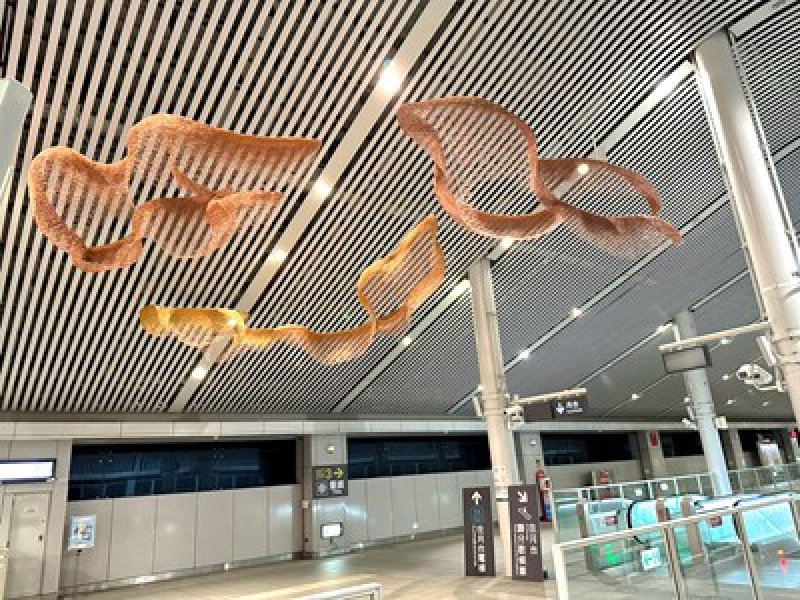 台中捷運高鐵台中站公共藝術《徑・流》亮相 以金屬光影構築詩意移動空間