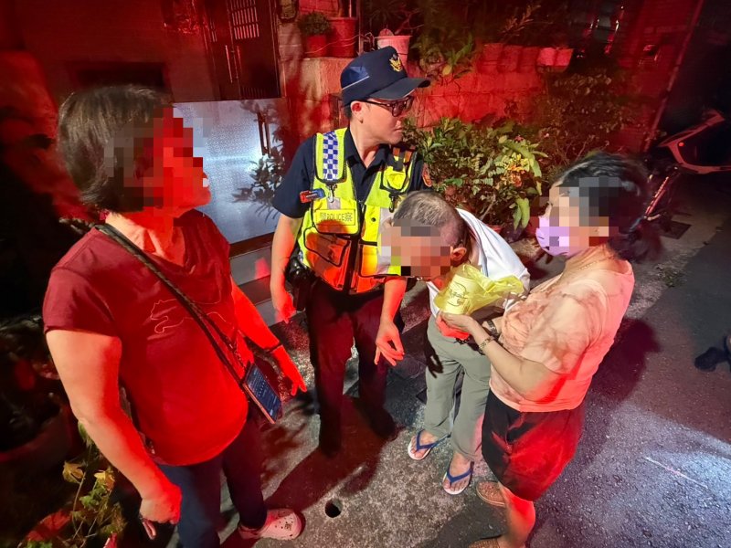 熄燈後再度亮起！老翁深夜跌倒　暖警與飲料店接力救援
