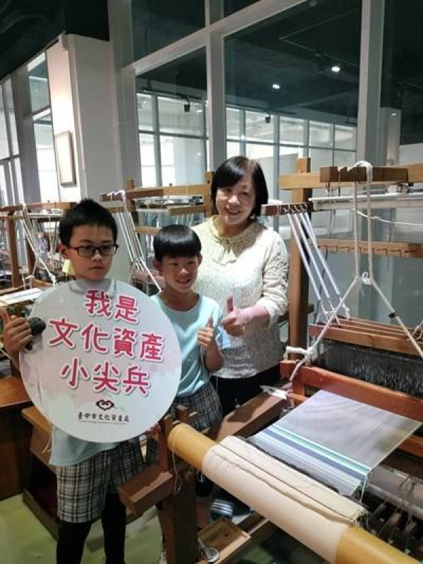 人間國寶黃蘭葉親授！台中學童化身小織手體驗緙絲工藝魅力