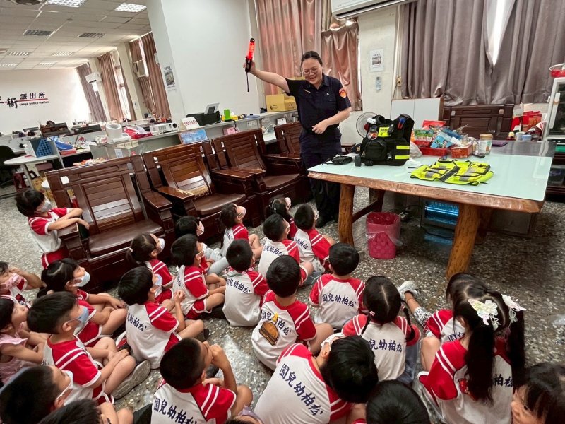前鎮警與幼兒園敦親睦鄰 宣導反詐騙與毒品預防向小萌孩扎根