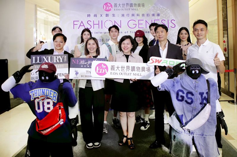 義大世界首創結合真人模特兒與AI機器人同台展演的時尚科技服裝秀，吸引現場民眾目光。圖／記者賴昌邦攝