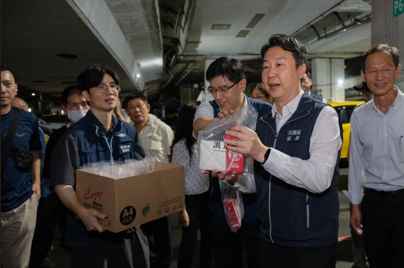 交通部長深夜送暖第一線計程車駕駛 宣布油貼加碼至15,000元