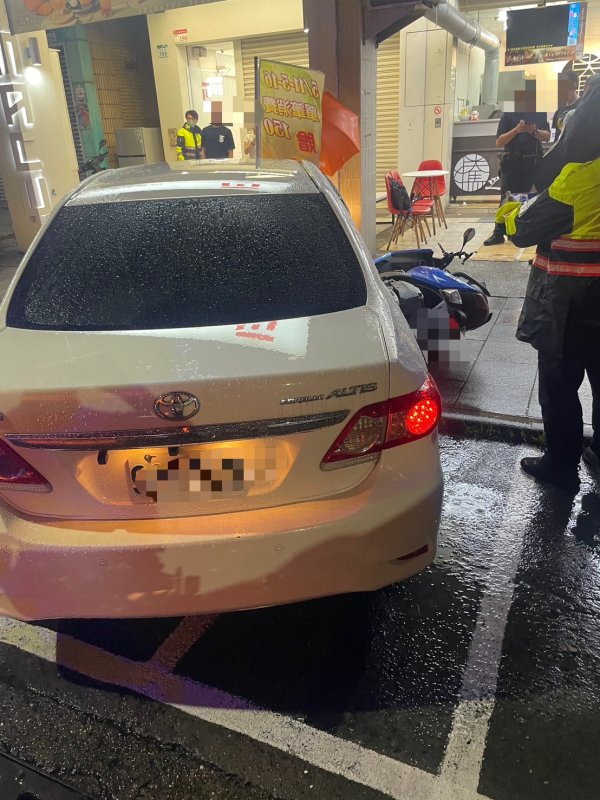 【雨夜衝突險釀禍】下車理論忘拉手煞車「車輛暴衝」撞機車 警霸氣喝斥：情緒我幫你管！