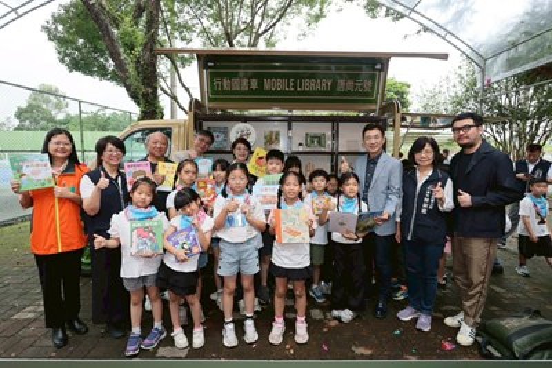 超萌行動圖書車亮相！ 中市圖獲宏致電子捐贈 接棒服務山城