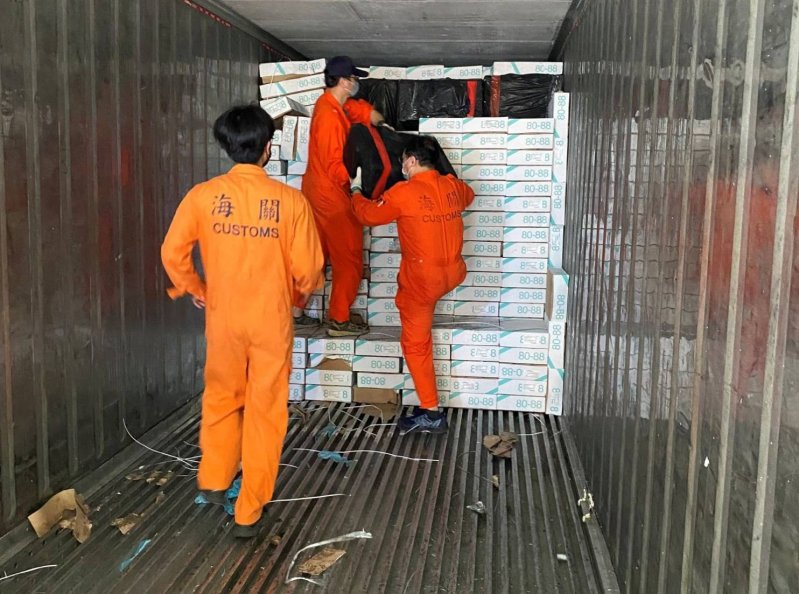 端午節前夕高雄關緝獲轉口櫃匿藏香菸，市價逾新臺幣9,000萬元