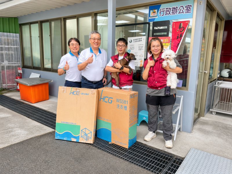 國際大廠力挺新北動物之家 攜手在地企業捐萬元水槽、百斤洗劑護毛寶貝食安