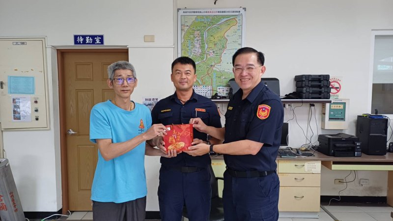 高雄市妙善觀音慈善會暖心送茶慰勞警察　感謝豪雨期間堅守崗位守護家園