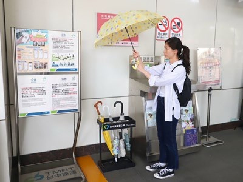 一年拾獲逾千把雨傘！中捷讓遺失傘化身愛心傘守護旅客雨天返家