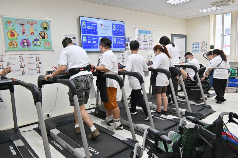 輪椅族也能站上跑步機　AI助身障者突破限制 三重重新日照導入智慧運動系統減輕照顧負擔