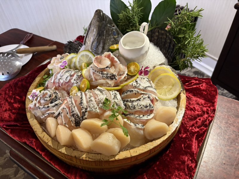高雄翰品酒店推出包廂限定「金湯龍虎海皇盛宴」 主廚桌邊演繹經典過橋宴　海味盛宴打造沉浸式星級宴席體驗