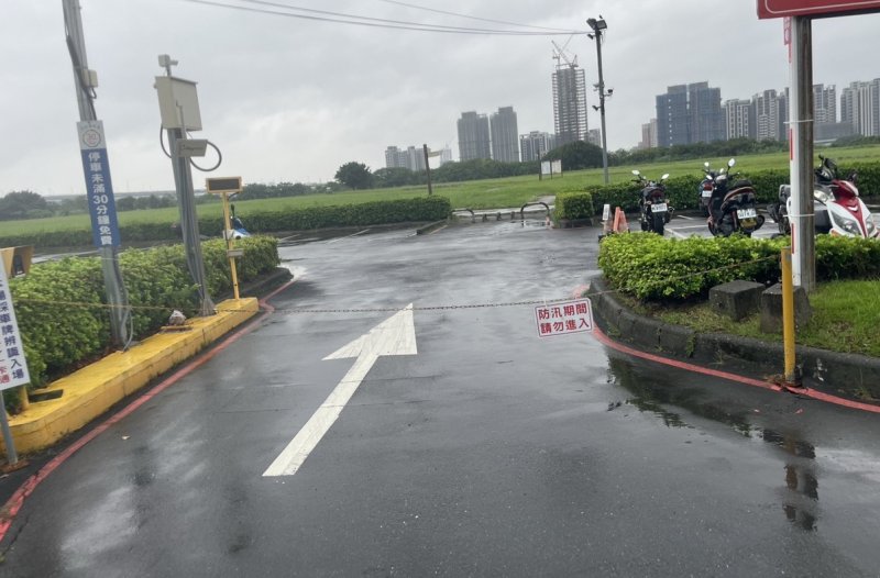 因應巴威颱風來襲 新北市高灘地停車場7月10日5時30分只出不進、各橫移門及越堤道中午12時完成封閉