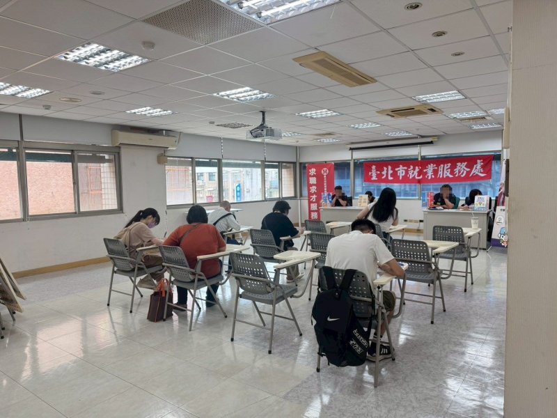 暑假求職不停歇！15家企業釋出599職缺　物流、YouBike、長照、零售同步搶才 最高月薪上看5萬元