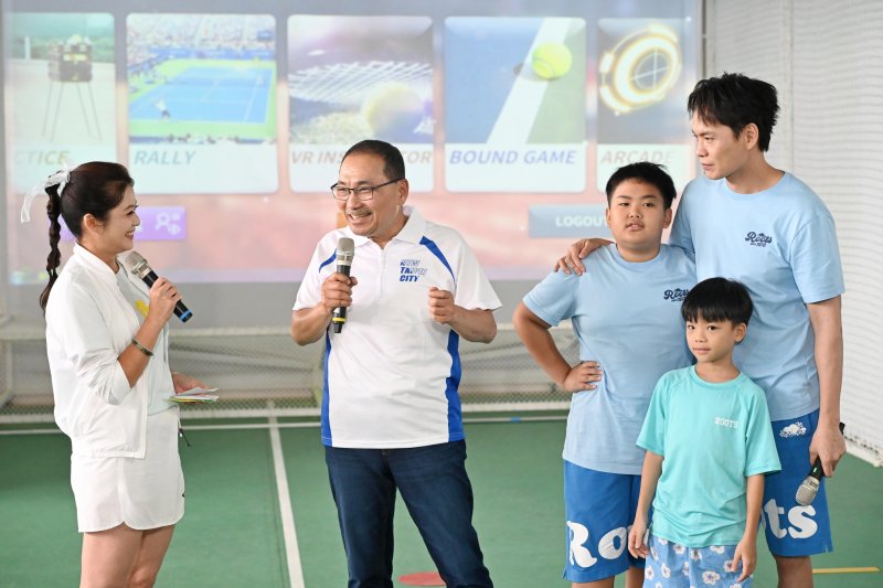 新北運動中心推父親節好康　侯友宜挑戰AI網球　邀民眾搭三鶯線享運動優惠