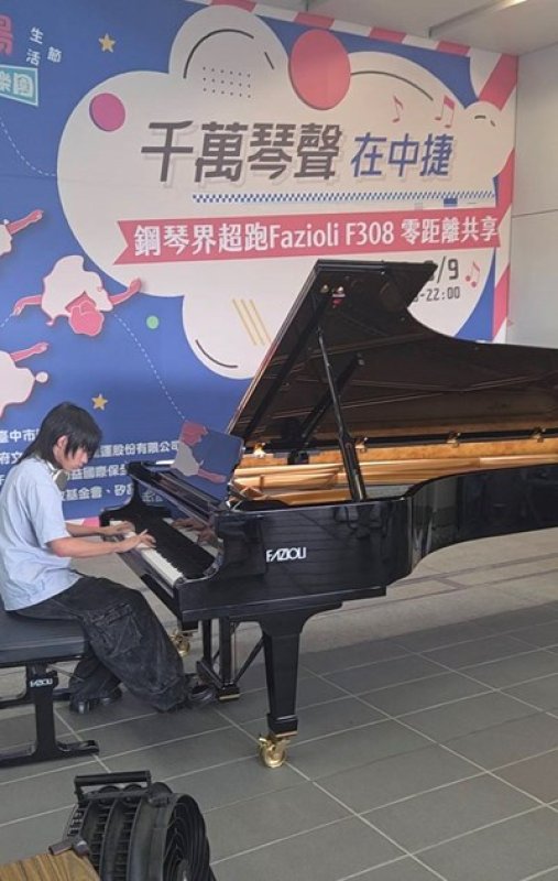 指尖流轉千萬琴音！中捷「鋼琴界法拉利」引爆彈奏熱潮 市民讚：通勤路上的浪漫奇遇