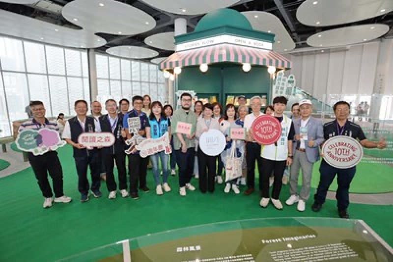 25位台灣知名插畫家作品齊聚綠美圖 中市圖十週年「散步森林」展療癒開展