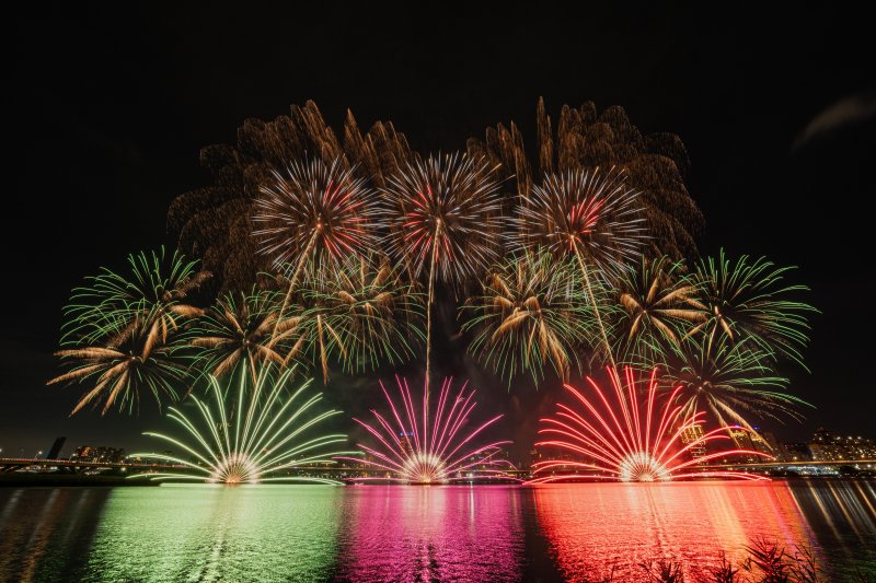 「2026大稻埕夏日節」開幕夜璀璨登場！ 蜘蛛人降臨臺北 煙火×無人機燈光秀吸近12萬人次共賞