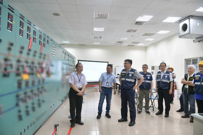 今(1)日台電雄積三、四線啟用,台電董事長曾文生(左3)赴控制室見證參與送電。 圖/台電提供 今(1)日台電雄積三、四線啟用,台電董事長曾文生(左3)赴控制室見證參與送電。 圖/台電提供