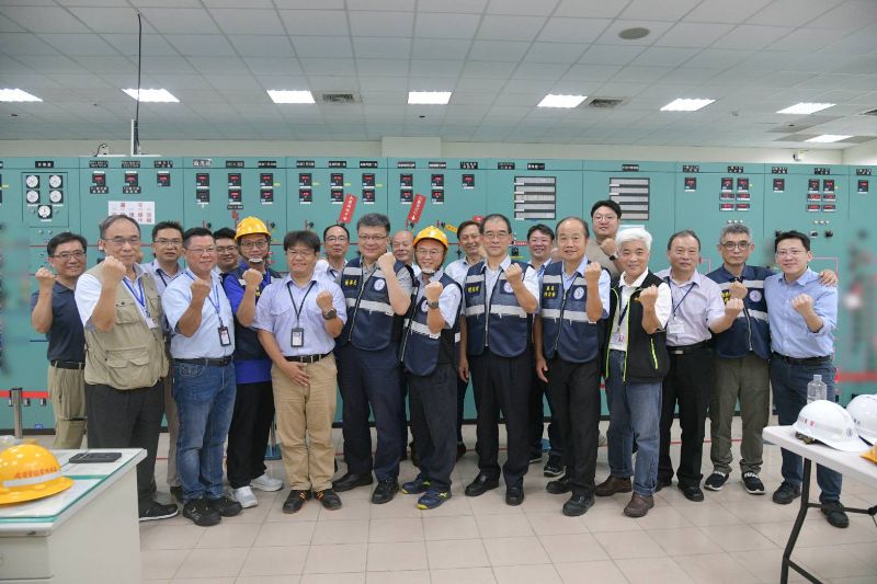 台電高雄楠梓「雄積三、四線」完工送電，台電公司董事長曾文生、總經理郭天合與團隊成員見證歷史一刻。