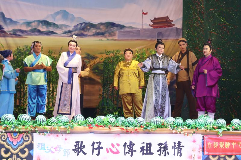 淡江大學校友楊雅芬(右一)在劇中飾演梁國種瓜兄弟的大哥。(照片提供/主辦單位) 淡江大學校友楊雅芬(右一)在劇中飾演梁國種瓜兄弟的大哥。(照片提供/主辦單位)