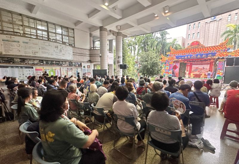 左營樂齡歌仔戲坊於左營國小公演,以戲傳法,新編「果香潤心田」。(照片提供/主辦單位) 左營樂齡歌仔戲坊於左營國小公演,以戲傳法,新編「果香潤心田」。(照片提供/主辦單位)