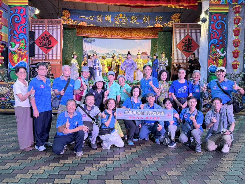 高雄市淡江大學校友會理事長賈維國率領校友組團前往觀賞,為參與演出校友楊雅芬加油打氣。(照片提供/主辦單位) 高雄市淡江大學校友會理事長賈維國率領校友組團前往觀賞,為參與演出校友楊雅芬加油打氣。(照片提供/主辦單位)