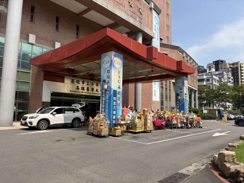醫療推車變身供桌！小港醫院中元普渡現場焦點