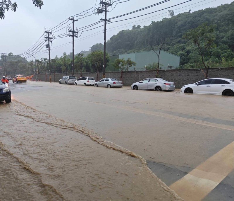 2,700萬的鼓山三路抽水站工程6月才完工　鼓山三路豪雨又積水  陳美雅轟：治水錢花下去，為何市民還要逢雨心驚