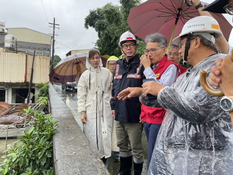 陳其邁市長陪同經濟部賴建信次長視察田寮月世界豪雨災情 增佈移動式抽水機