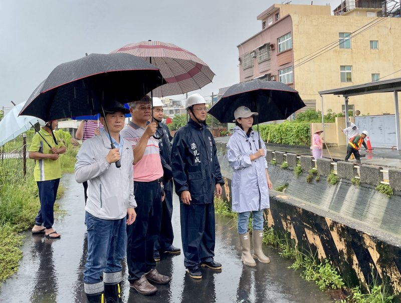 保障民眾行與住的安全！林園港仔埔排水旁之道路塌陷 農水署高雄管理處跨單位勘查緊急灌漿搶修