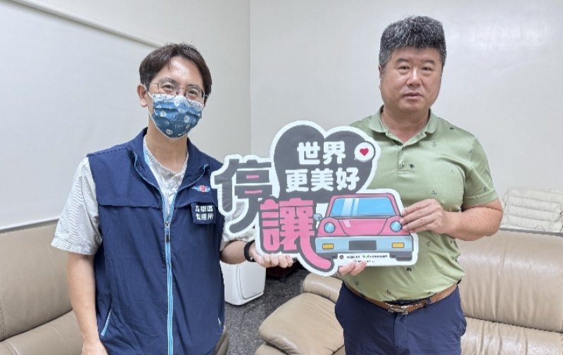 高雄區監理所提醒貨運業駕駛落實行經路口應「轉彎暫停、安全再行」
