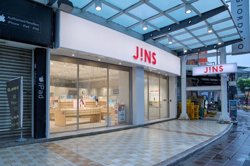 日系眼鏡巷戰開打 JINS深入蘆洲精準佈局 搶攻三蘆58萬人消費商機 週年慶折上折！鏡片升級日製濾藍光享鏡片9折 滿六千再折六百