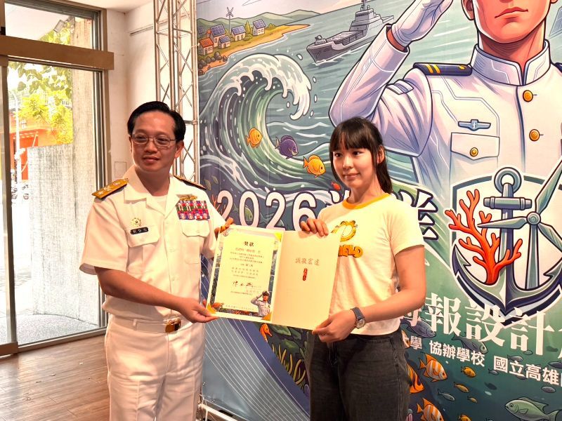 海軍軍官學校劉岱瑞校長頒獎本次得獎者