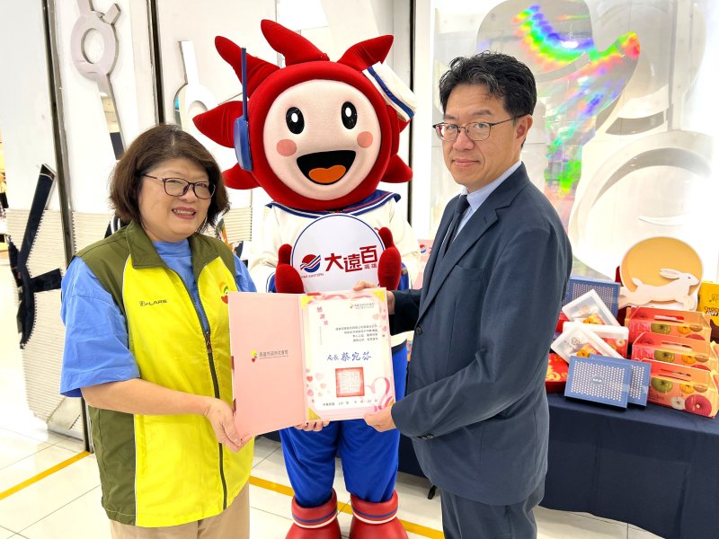 高雄大遠百 連九年投身公益  募集百盒月餅 獻愛社會局受贈