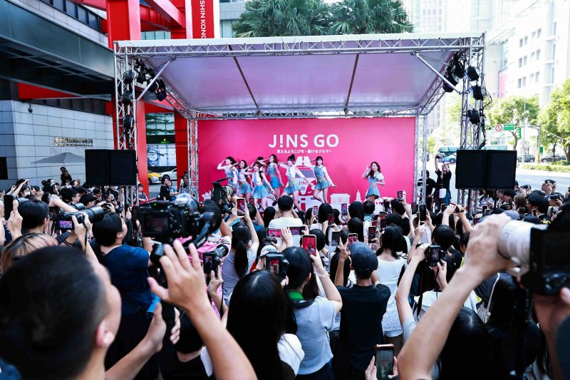 瘋搶免費墨鏡！小紅胖卡「JINS GO」公益巡迴熱烈起跑！ Winky對外首秀給JINS 