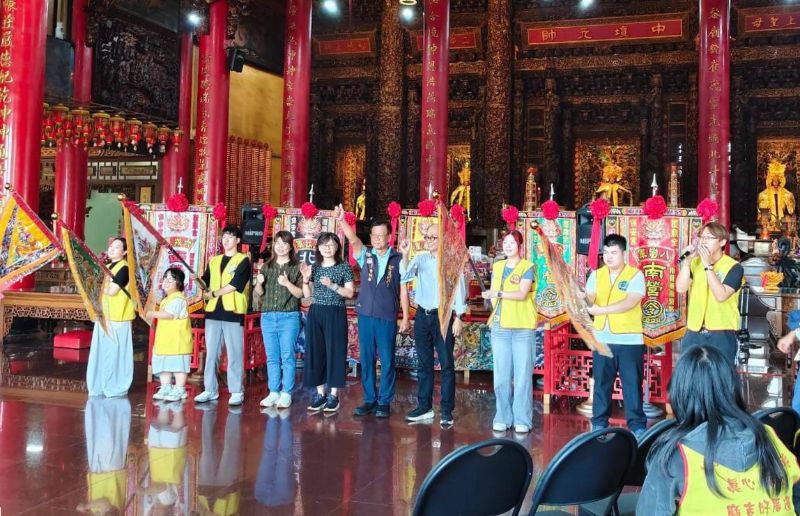 學生代表接受「五營青年軍」活動旗幟，象徵青年參與、團隊協作與地方共學正式啟動
